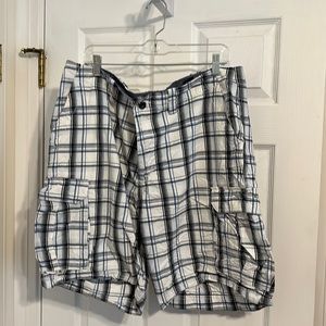 Men’s 40 white plaid cargo shorts